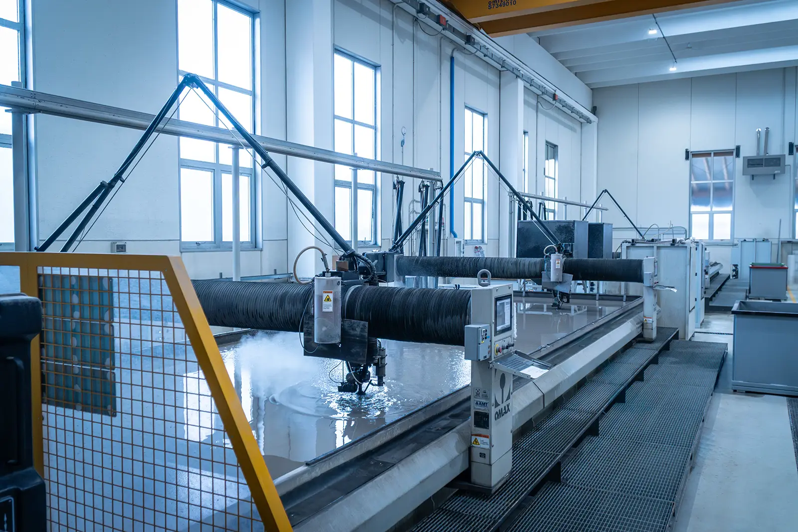 Beim Wasserstrahlschneiden von Edelstahl werden ein Wasserstrahl und Abrasivmittel mit sehr hohem Druck eingesetzt, um hohe Qualitätsstandards zu erreichen.