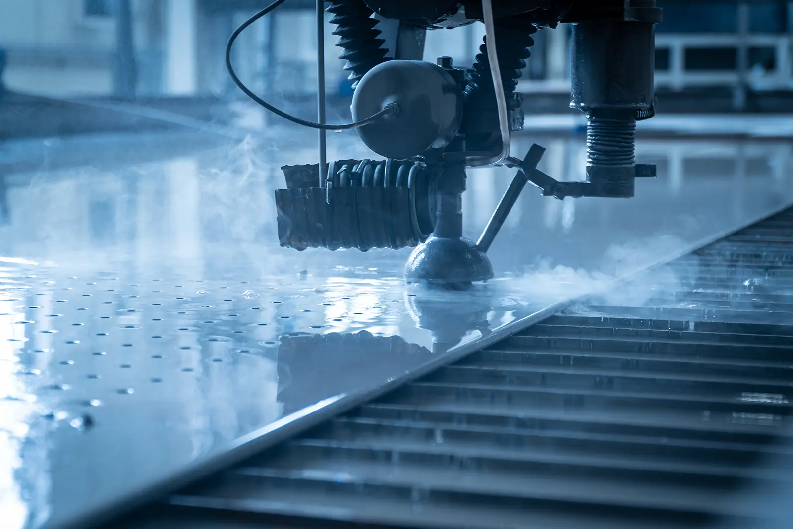 Beim Wasserstrahlschneiden von Edelstahl werden ein Wasserstrahl und Abrasivmittel mit sehr hohem Druck eingesetzt, um hohe Qualitätsstandards zu erreichen.
