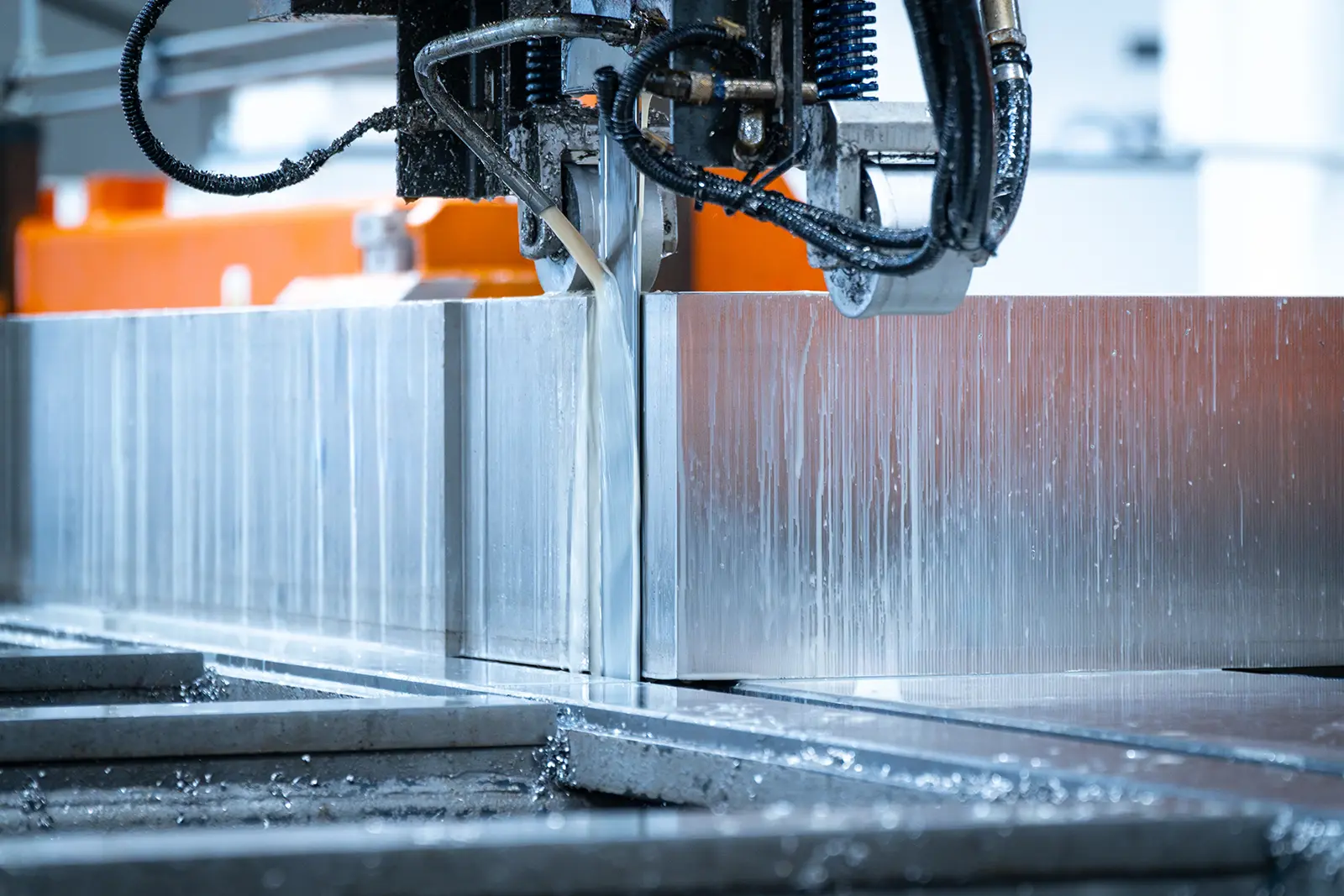 Taglio meccanico per acciaio inox per la produzione di piatti e sezionamento di anelli, tubi e semilavorati. Tecnologia a freddo che...